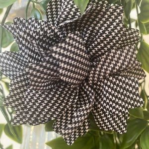 Paparazzi hair clip black & white flower new never worn
